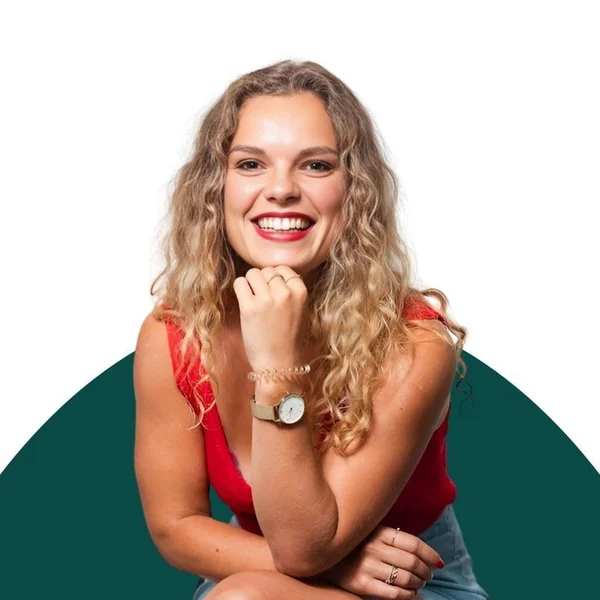 Mathilde, consultante chez Hackcell, dont l'équipe utilise le compte rendu automatique Axxi