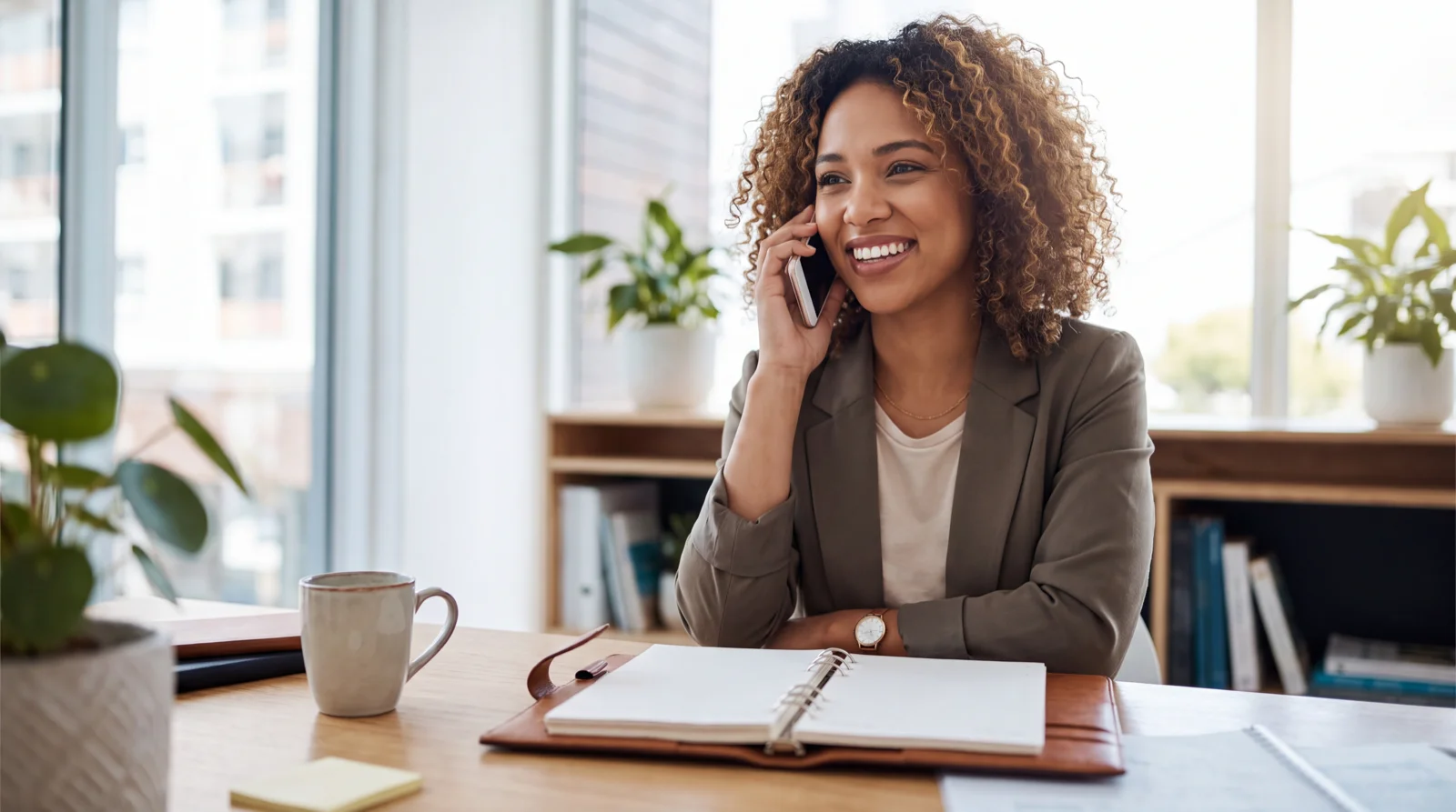 Vendeur qui applique la technique de closing en réservant le rendez-vous pendant l'appel